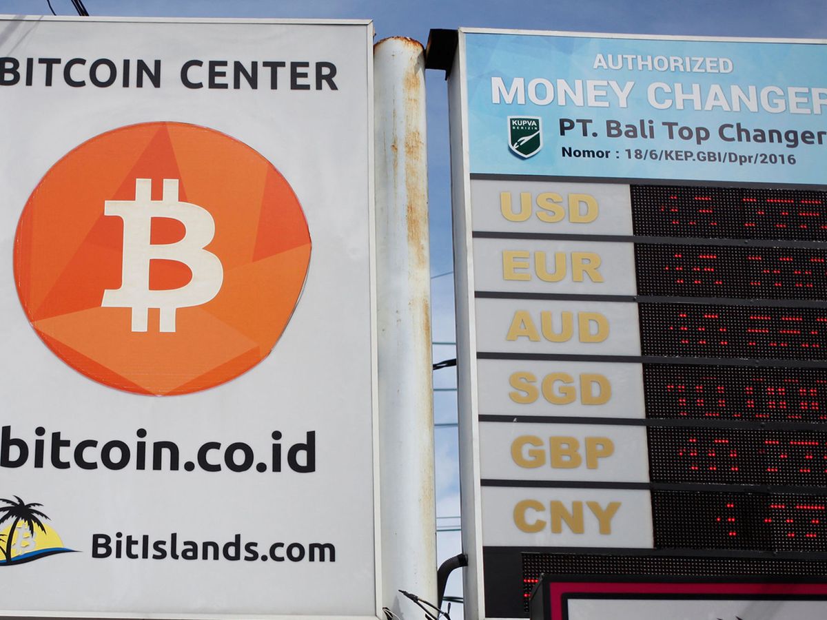 Foto: Cartel de bitcoin en un resort de Indonesia. (Reuters/Nyimas Laula)