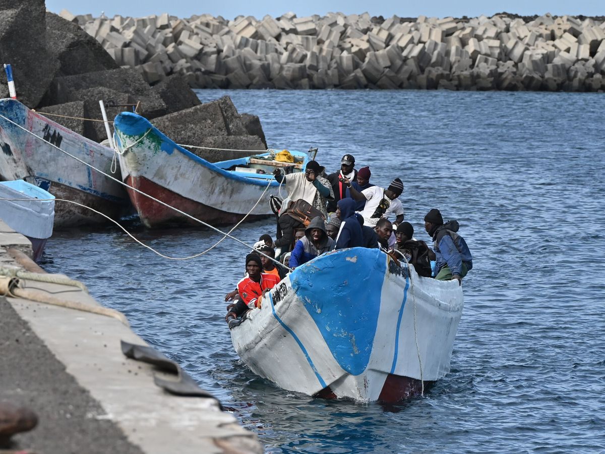 Foto: Varios migrantes llegan al puerto de La Restinga, en El Hierro. (Europa Press)