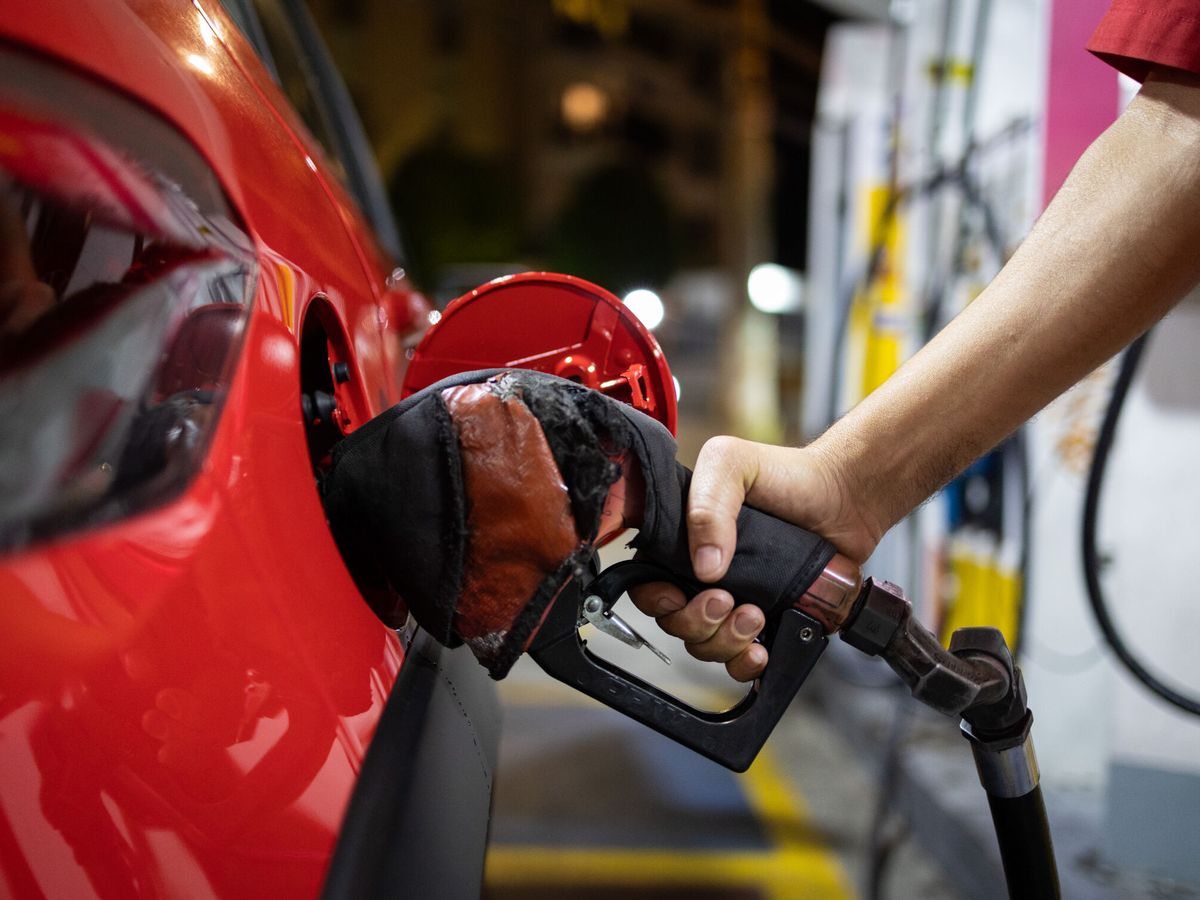 Foto: El precio de la gasolina da un respiro. (EFE/Isaac Fontana)