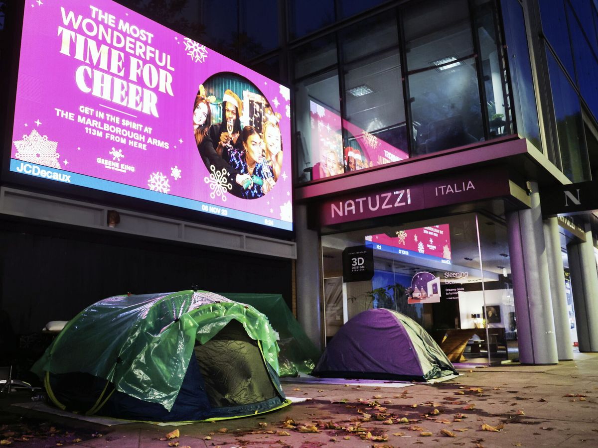 Foto: Tiendas de campaña frente a un centro comercial en Londres. (EFE/Andy Rain)