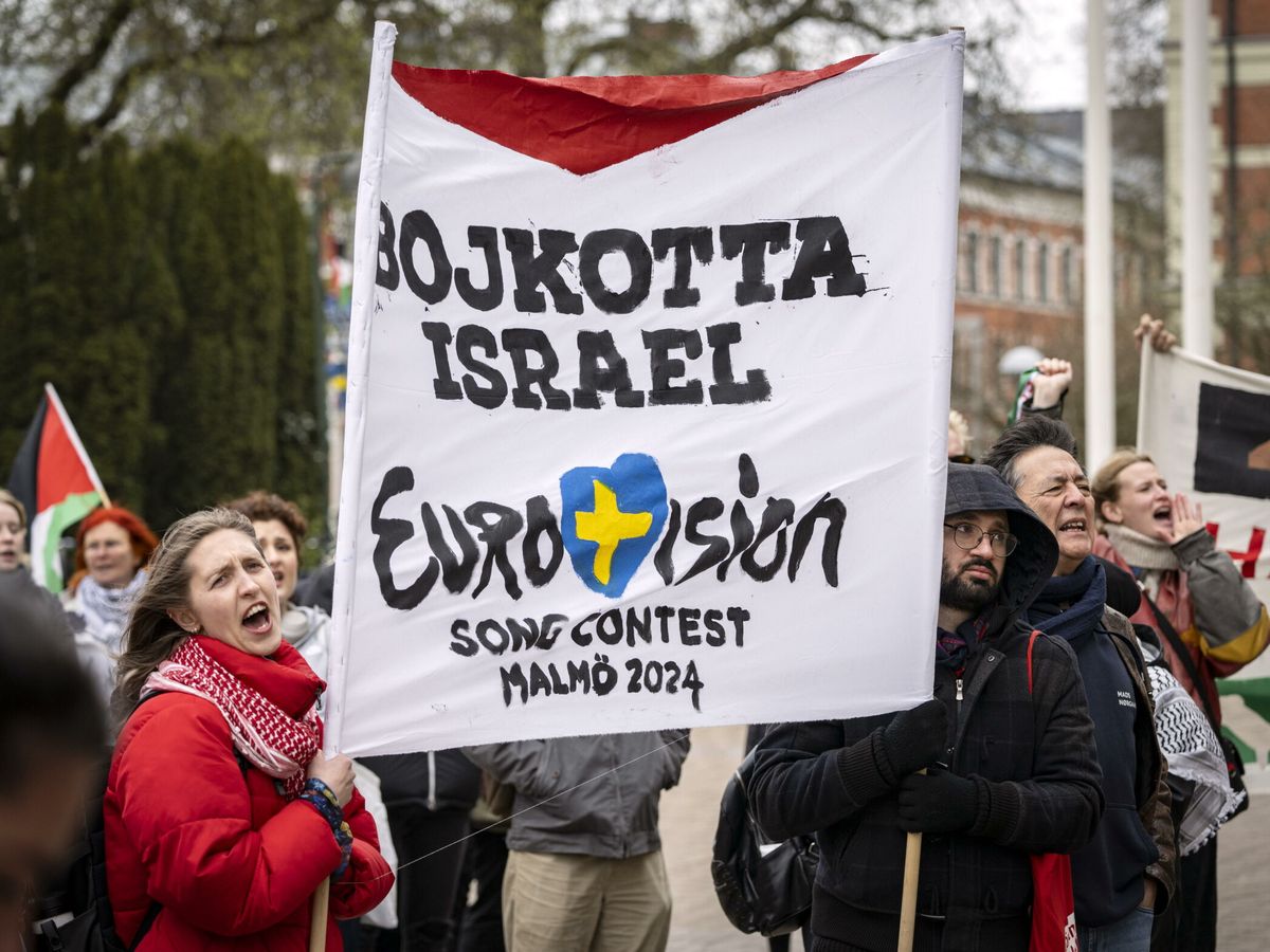 Foto: Manifestación contra la participación de Israel en Eurovisión frente al ayuntamiento de Malmö. (EFE/Johan Nilsson)