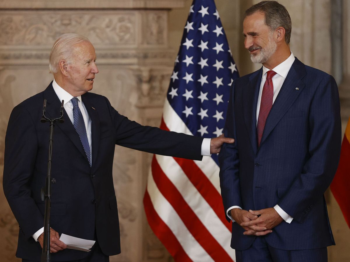 Foto: El Rey Felipe VI recibe al presidente de Estados Unidos, Joe Biden, en el Palacio Real (EFE/Chema Moya)