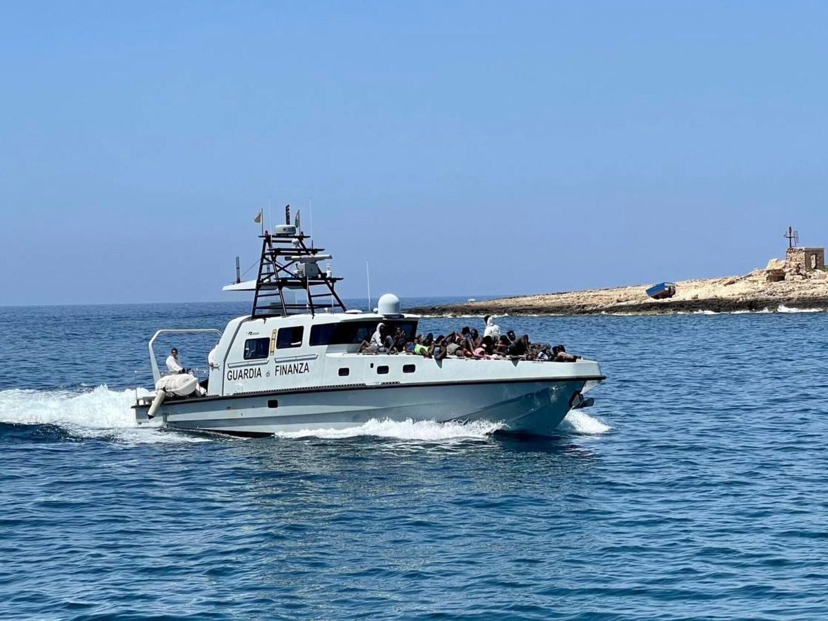 Foto: El barco de la Guardia Costera italiana. (EFE/EPA/Elio Desiderio) 