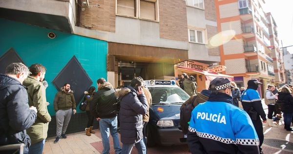 Foto: Efectivos policiales junto a la vivienda, que ha sido registrada, de los tres jugadores de la Arandina Club de Fútbol. (EFE)