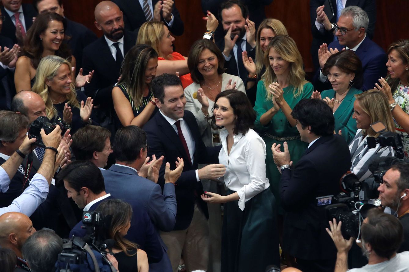 Teodoro García Egea, número dos del PP, felicita a Díaz Ayuso. (EFE)