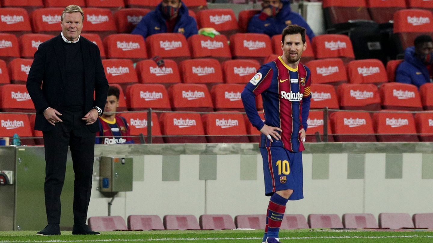 Ronald Koeman y Leo Messi observan el desempeño del equipo. (Reuters)