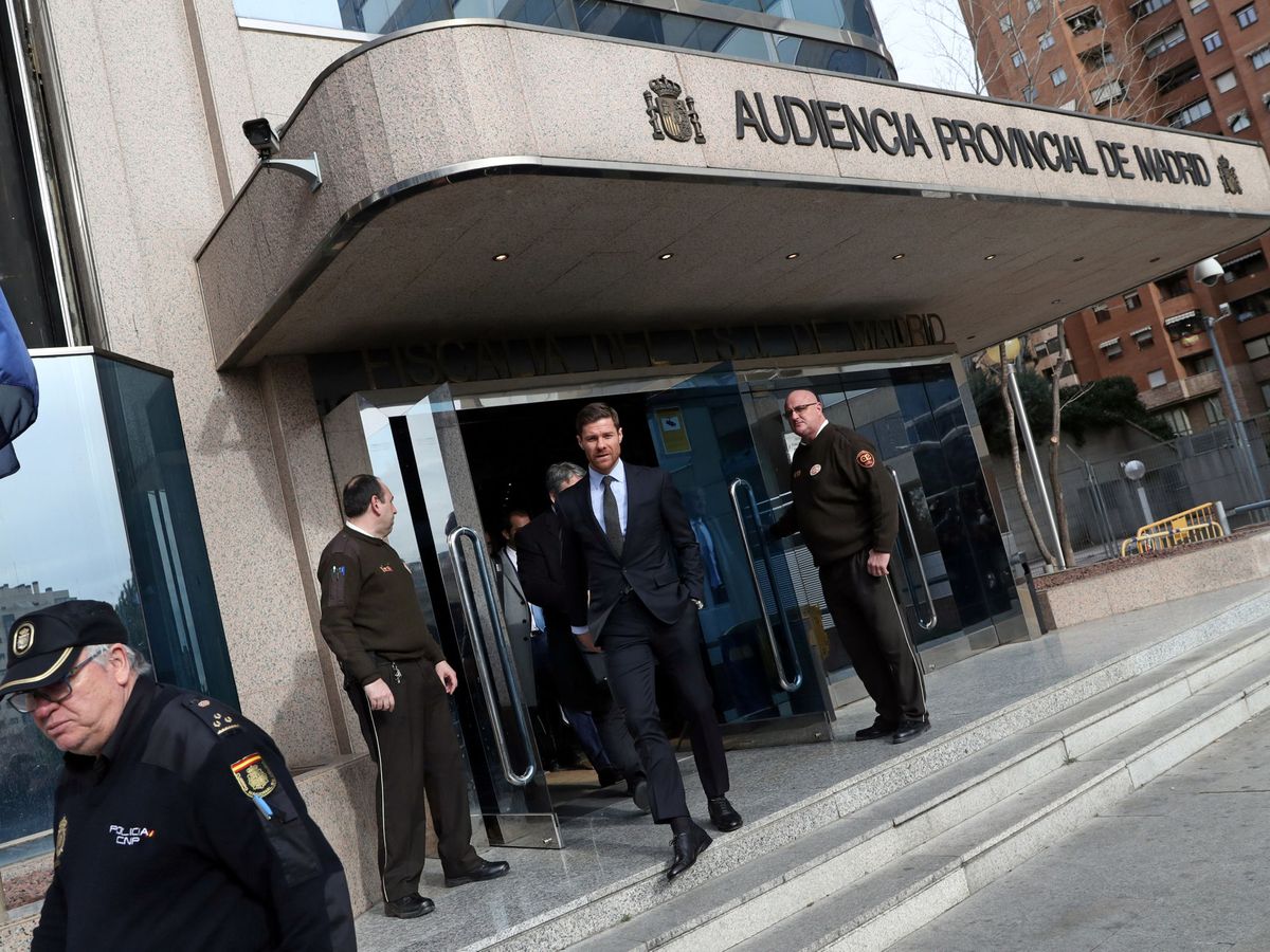 Foto: Xabi Alonso, a la salida de la Audiencia Provincial de Madrid. (EFE)