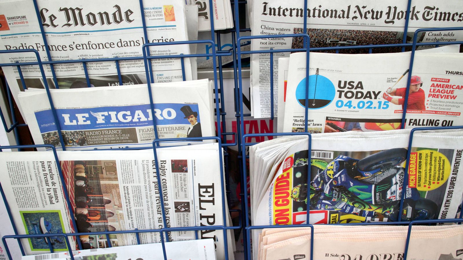 Foto: Periódicos de prensa internacional en un kiosko. (Istock) 