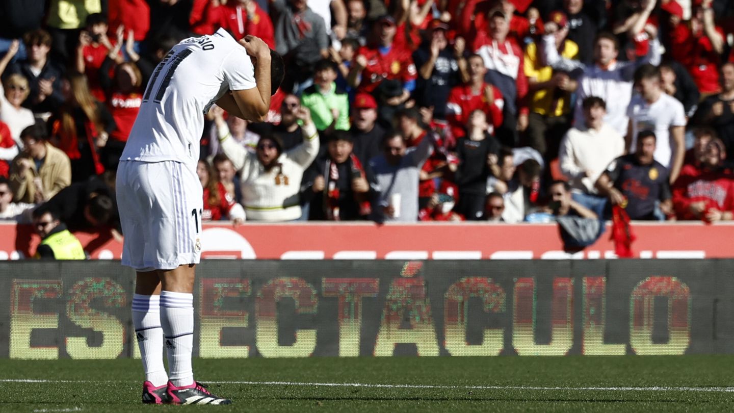 Asensio se lamenta tras fallar el penalti en Mallorca. (Reuters/Juan Medina)