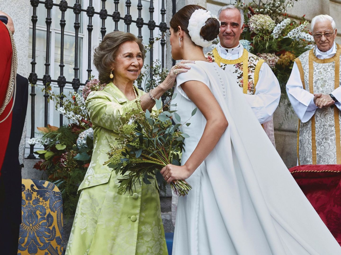 Sofía Palazuelo saluda a la reina Sofía a su llegada al altar. (EFE)
