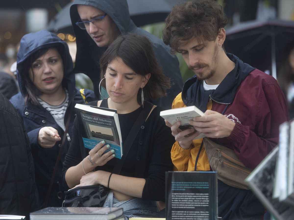 Foto: Lectores en el reciente Sant Jordi en Barcelona. (EFE/Marta Pérez)
