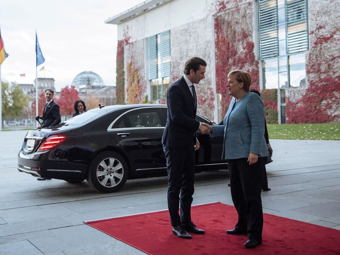 La canciller alemana, Angela Merkel, recibe a su homólogo austriaco, Sebastian Kurz, antes de la Cumbre sobre Inversiones del G20 en Berlín. (Efe/Kamil Zihnioglu)