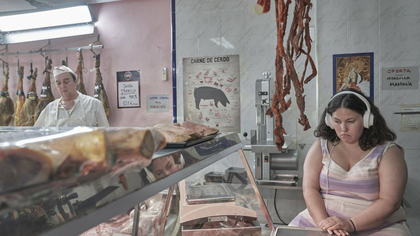 Sara echa una mano en la carnicería de sus padres. (Filmax)