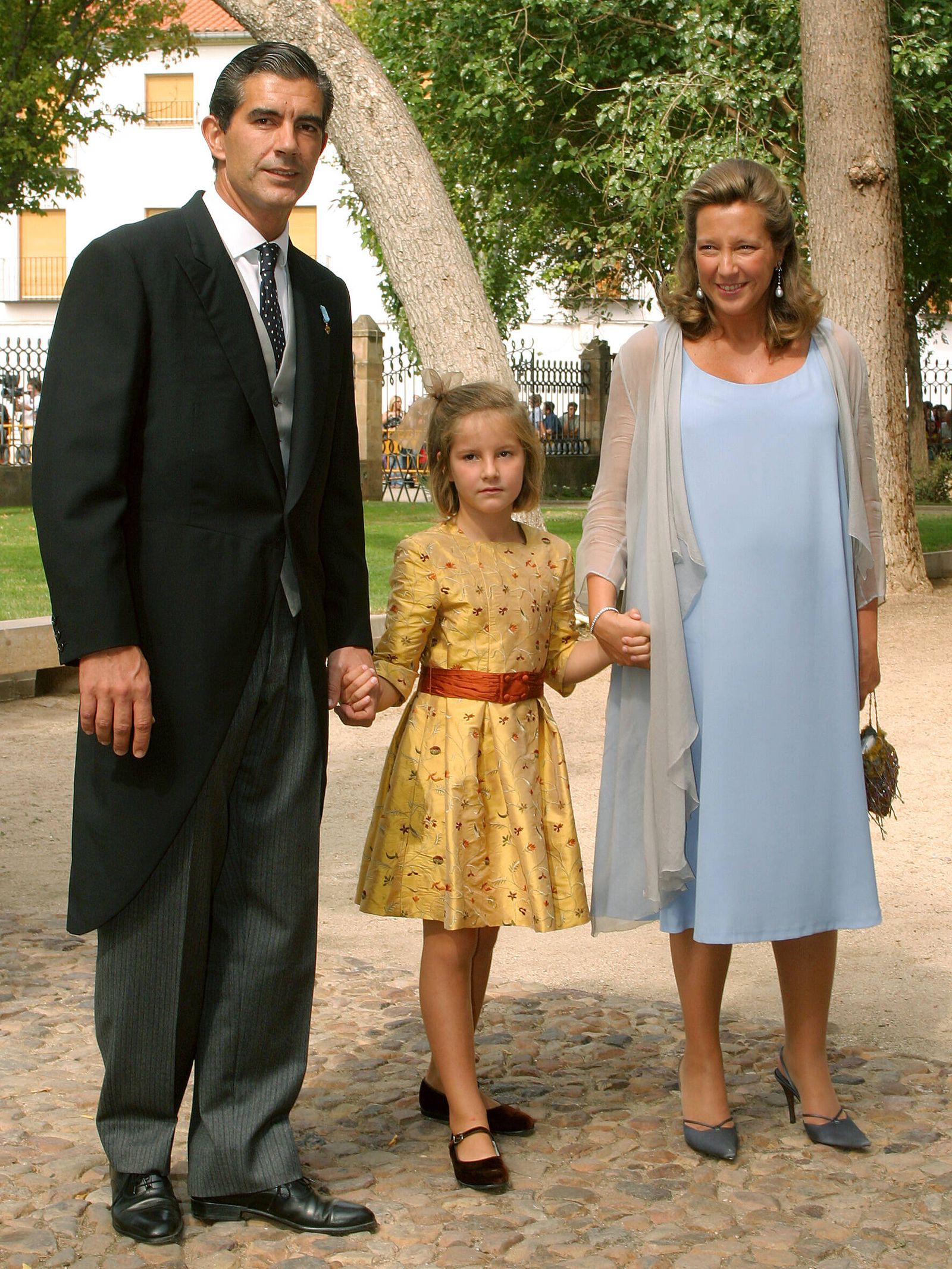 Pedro López-Quesada, con su esposa, Cristina de Borbón-Dos Sicilias y su hija, en la boda de Victoria de Borbón-Dos Sicilias. (Gtres)