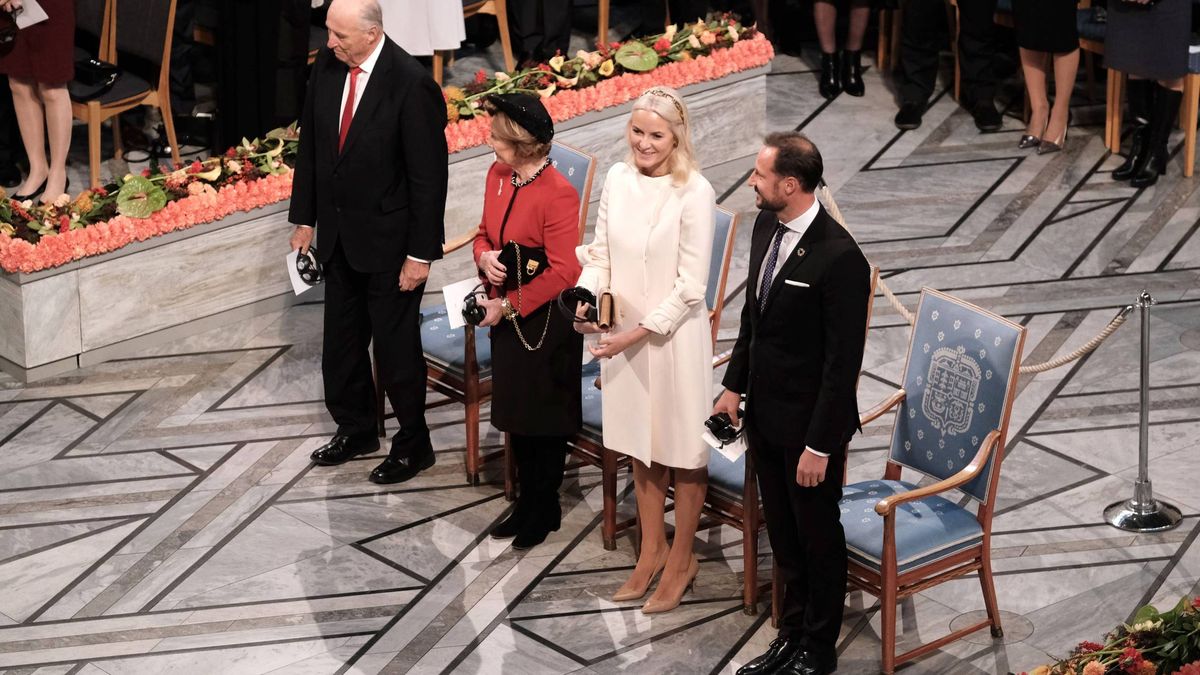De blanco y con diadema: el look angelical de Mette-Marit para el Nobel de la Paz