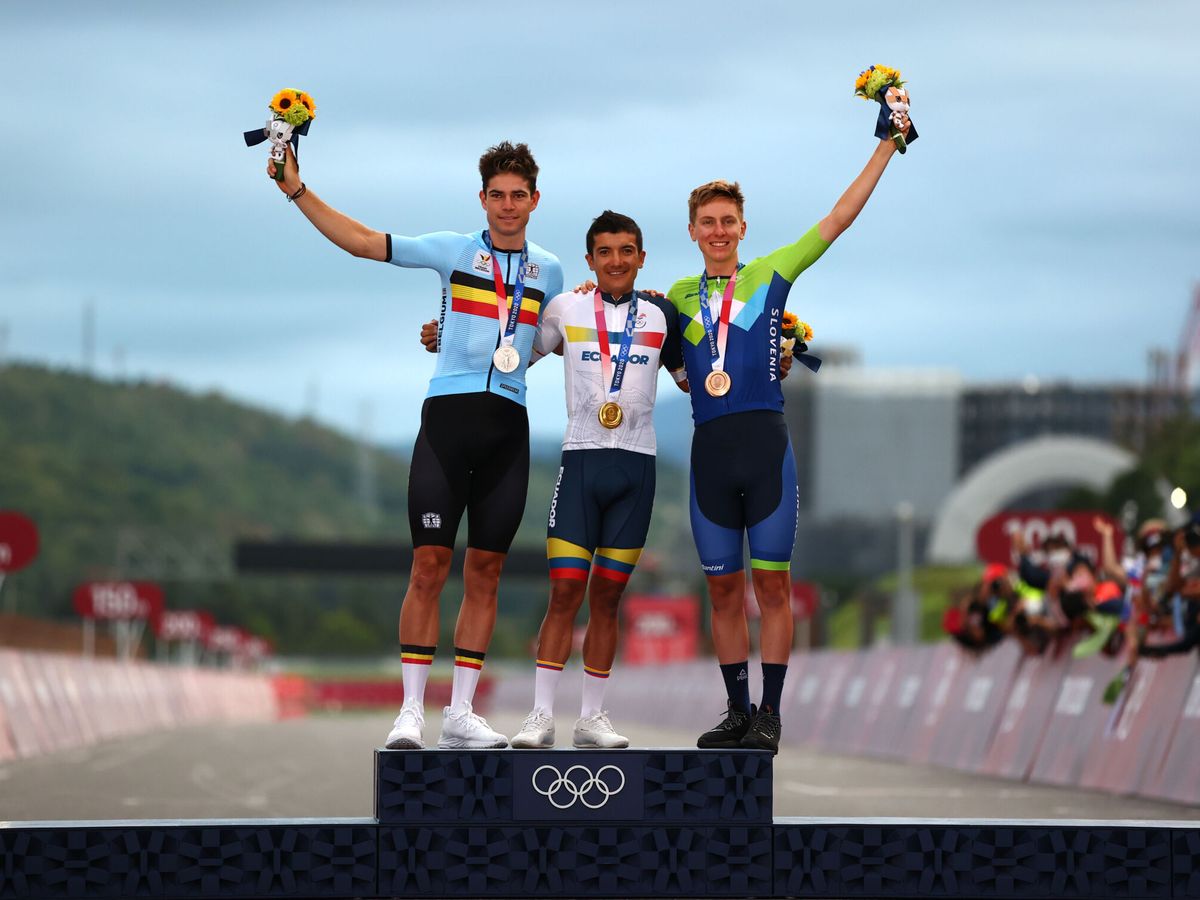 Foto: Van Aert (i), Carapaz (c) y Pogačar, el podio de la prueba de ruta masculina. (Reuters)