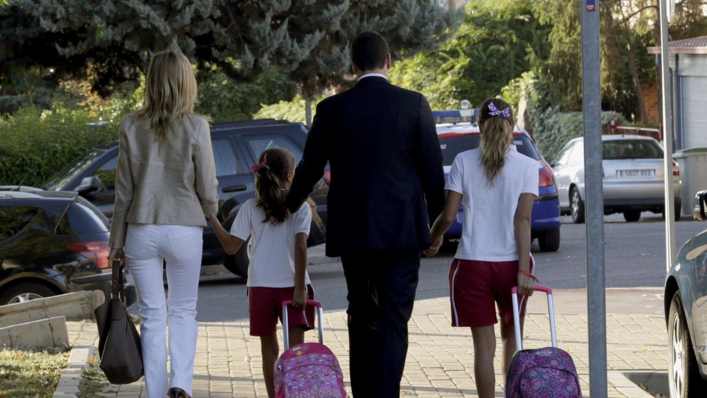 Pedro Sánchez y Begoña Gómez, acompañando a sus hijas en el primer día de curso, en 2015. (EFE/Zipi)