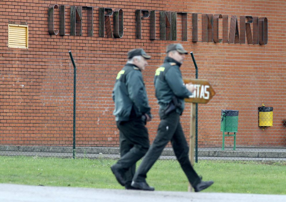 Foto: Dos agentes de la Guardia Civil controlando el perímetro de la cárcel de Teixeiro, en A Coruña (EFE)