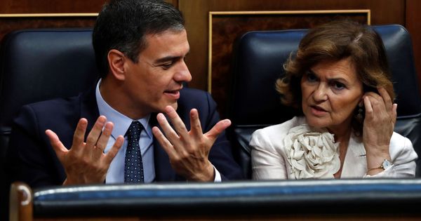 Foto: Pedro Sánchez, en su escaño junto a Carmen Calvo, durante el debate de investidura. (EFE)