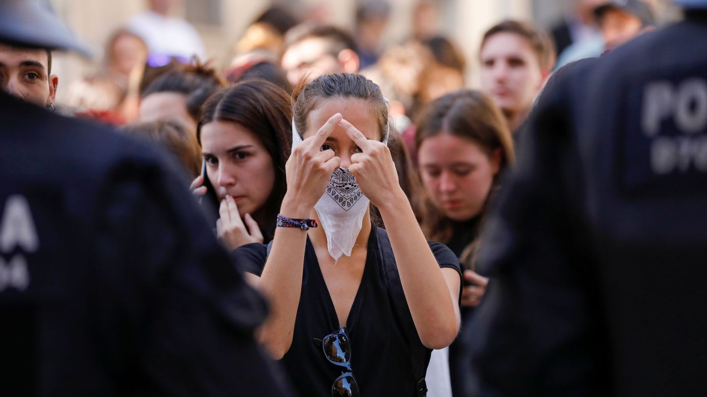 Una mujer durante la concentración frente al centro Saudade en Barcelona, donde está Albert Rivera. (Reuters)