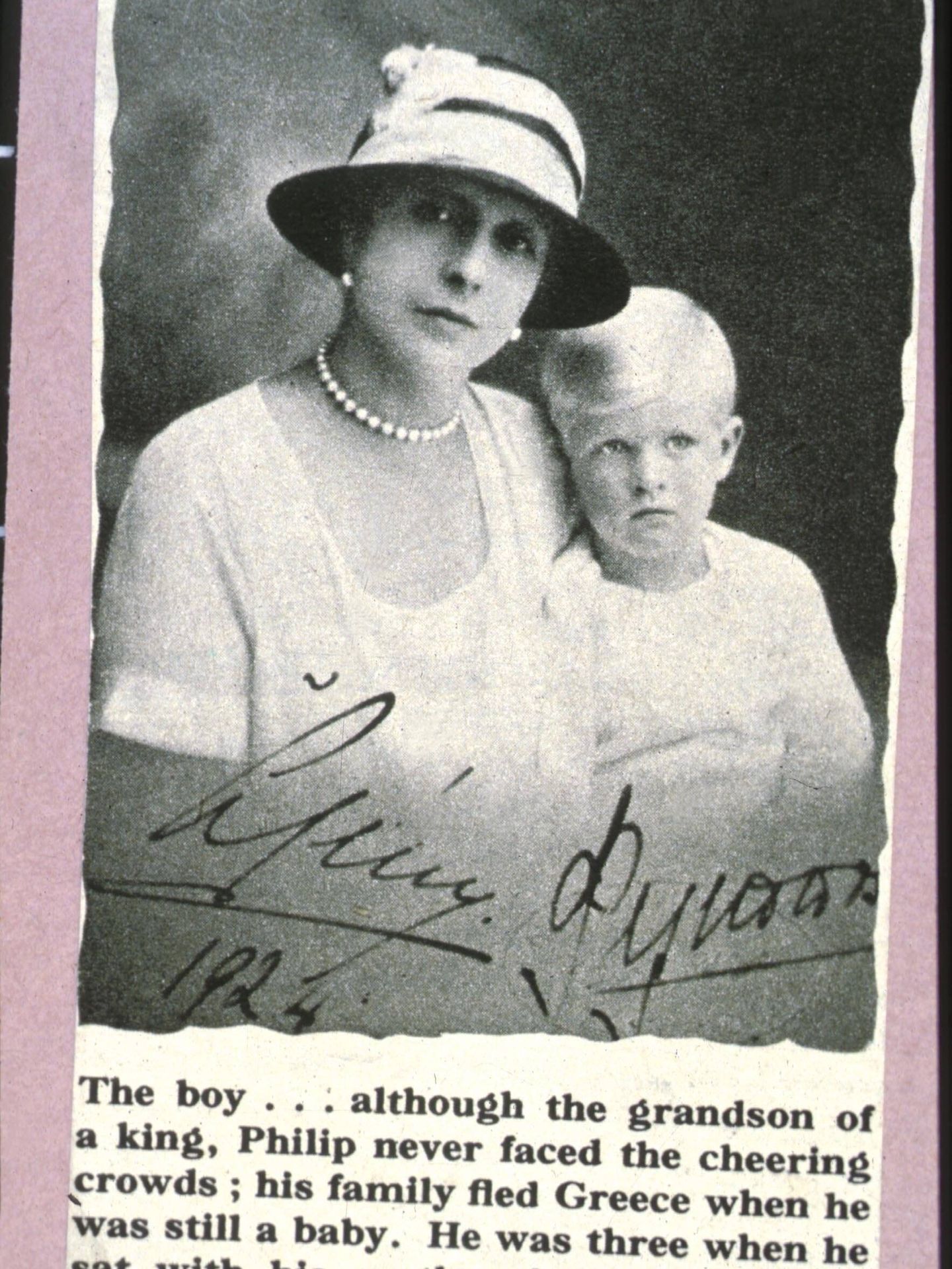 El príncipe Felipe, con tres años en brazos de su madre. (Cordon Press)