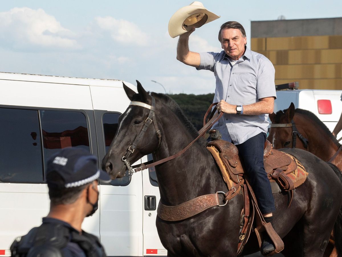 Foto: El presidente brasileño, Jair Bolsonaro, montando a caballo. (EFE) 