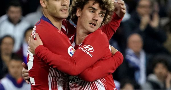 Foto: Griezmann y Morata se abrazan después de un gol del Atlético de Madrid. (Reuters)