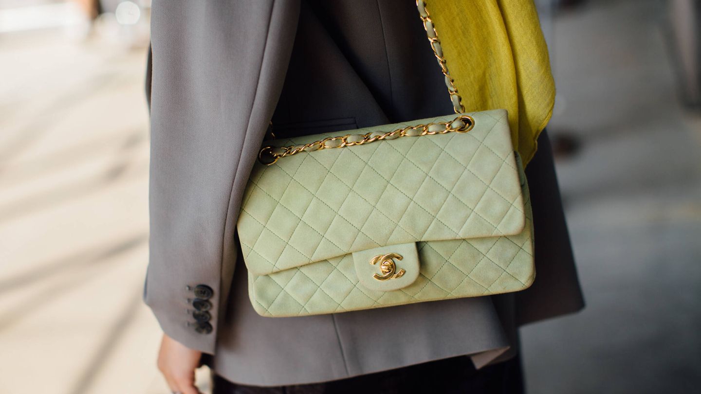 Detalle del ‘street style’, con el bolso ‘11.12’ de Chanel, en color verde. (Launchmetrics Spotlight)