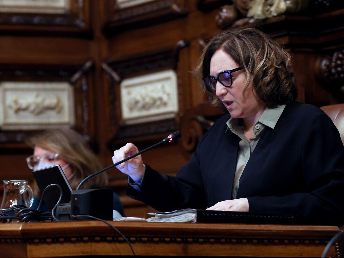 Foto: La alcaldesa Ada Colau, durante un pleno del Ayuntamiento de Barcelona. (EFE/Toni Albir)