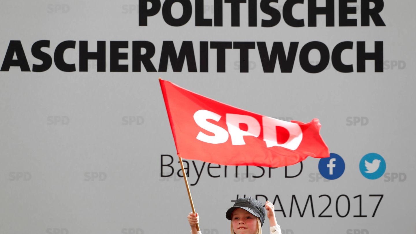 Un niño con una bandera del SPD durante un acto del partido en Vilshofen, Alemania. (Reuters)