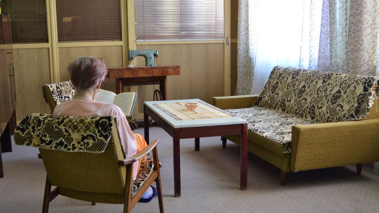 Un hospital checo ha recreado un típico salón de 1960 para facilitar la recuperación de enfermos de alzhéimer (EFE)