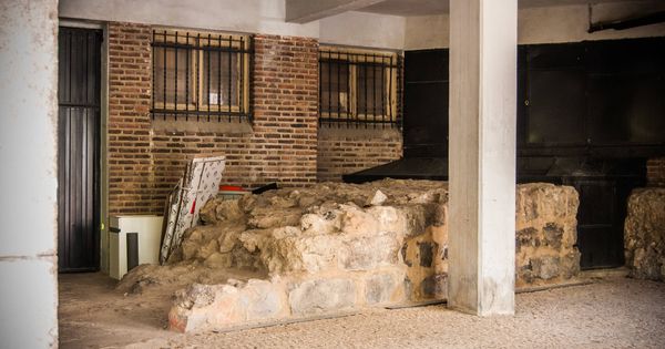 Foto: El garaje de Bailén 12: muralla árabe con cubo de basura al fondo. (Carmen Castellón)