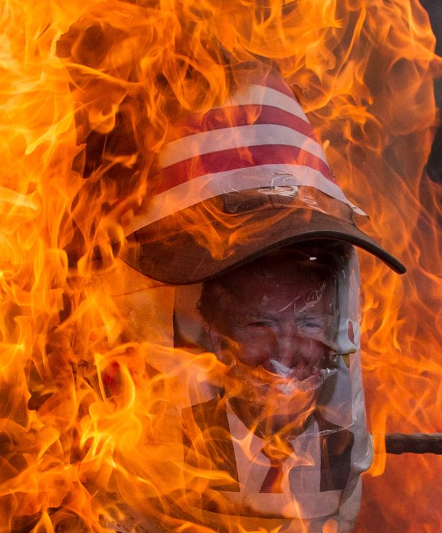 Foto: Vista de un muñeco en llamas con una fotografía del presidente de Estados Unidos, Donald Trump. 