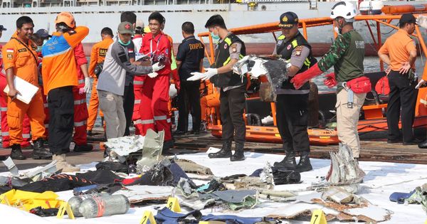 Foto: Miembros de los servicios de rescate trasladan los cuerpos de las víctimas del avión accidentado en Indonesia. (EFE)
