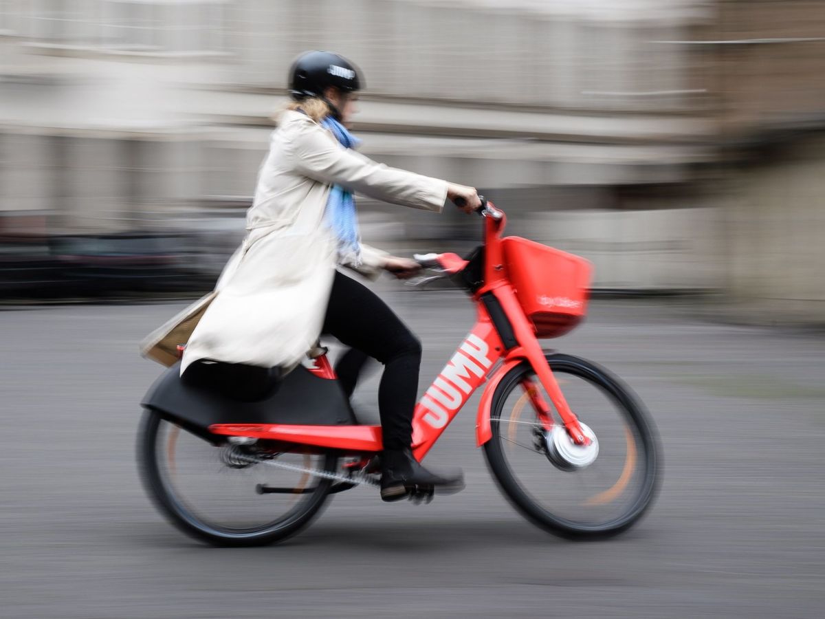 Foto: La Comunidad de Madrid busca fomentar el uso urbano de la bicicleta eléctrica. (EFE)