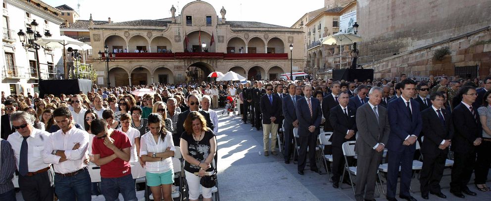 Misa homenaje por las victimas del terremoto de Lorca en el primer aniversario. (Efe)