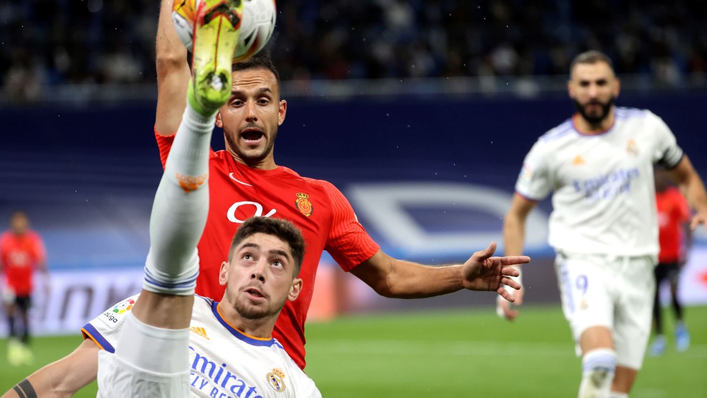 Fede Valverde despeja un balón en el partido de Liga contra el Mallorca. (Efe)