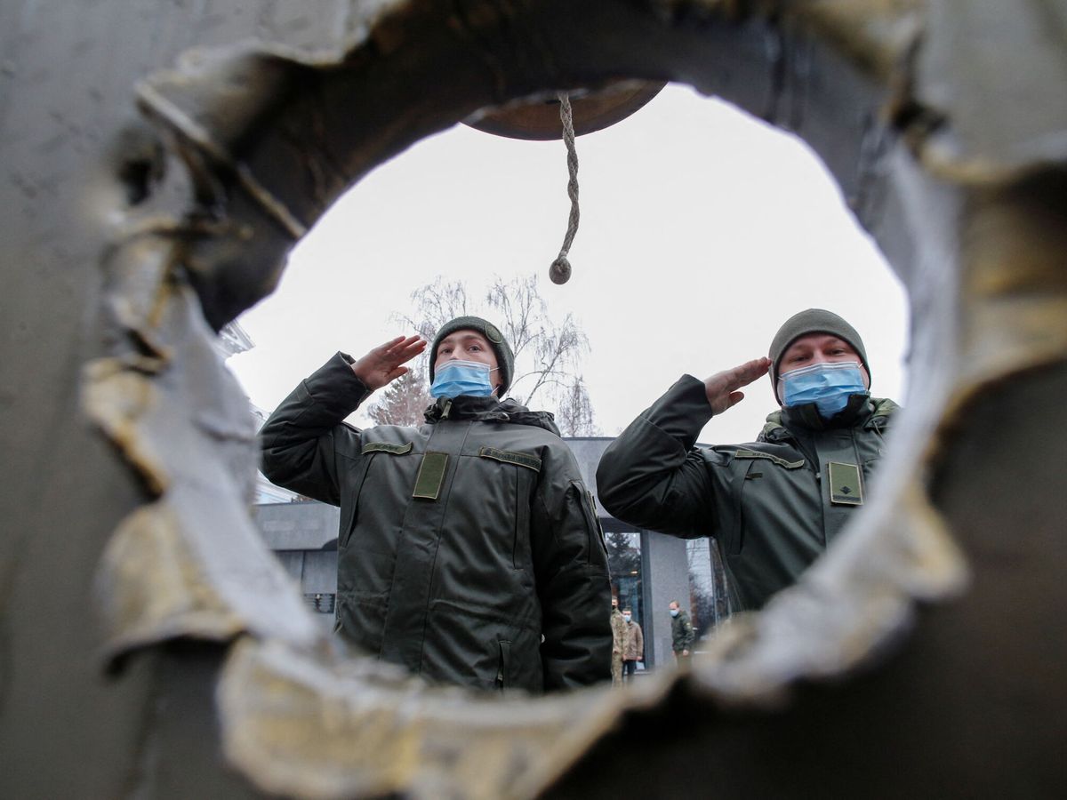 Foto: Una ceremonia en recuerdo de los caídos en Kiev. (Reuters/Valentyn Ogirenko)