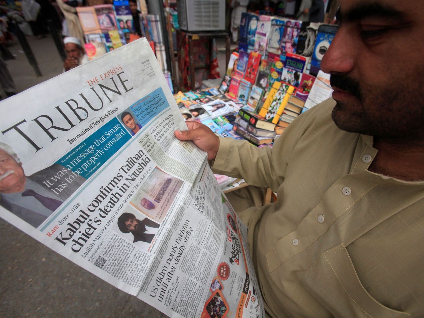 La muerte del mulá Mansour, en la prensa paquistaní (Reuters)