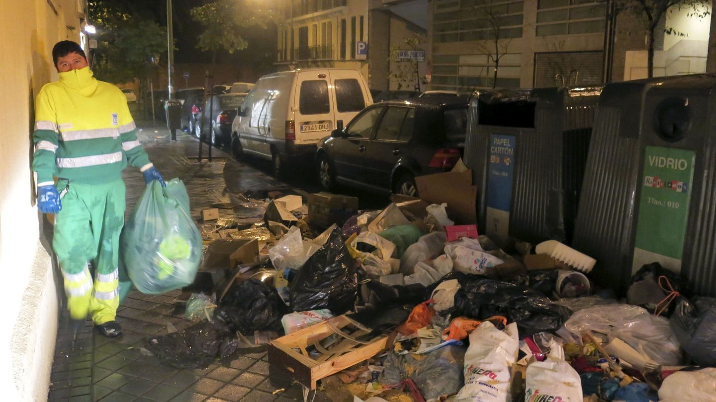 Restos de basura tras la huelga del 2013. (Chema Angullo /EFE)