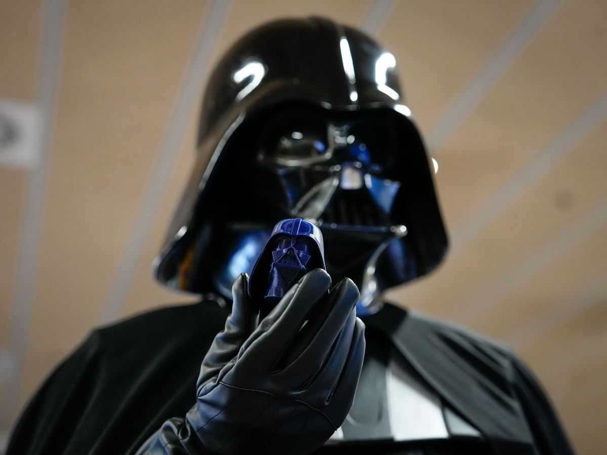 Foto: El protagonista se disfrazó de Darth Vader, se metió en un ataúd y contrató a una comparsa musical para sorprender a su novia (EFE/Enric Fontcuberta)