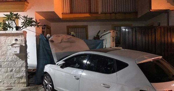 Foto: Muere una mujer de 50 años atropellada por un coche que se estrelló contra una vivienda. (Consorcio de Bomberos de la Provincia de Cádiz)