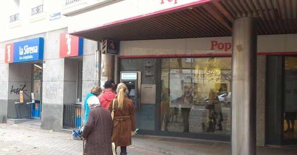 Foto: Colas de clientes de ING pasa sacar dinero de un cajero de Banco Popular esta mañana en Madrid. (EC)