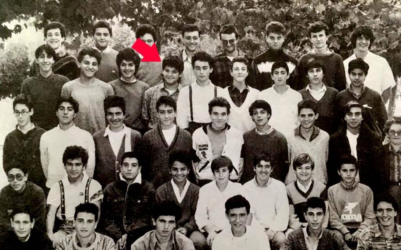 Frank, junto a sus compañeros de clase en distintos momentos de su niñez