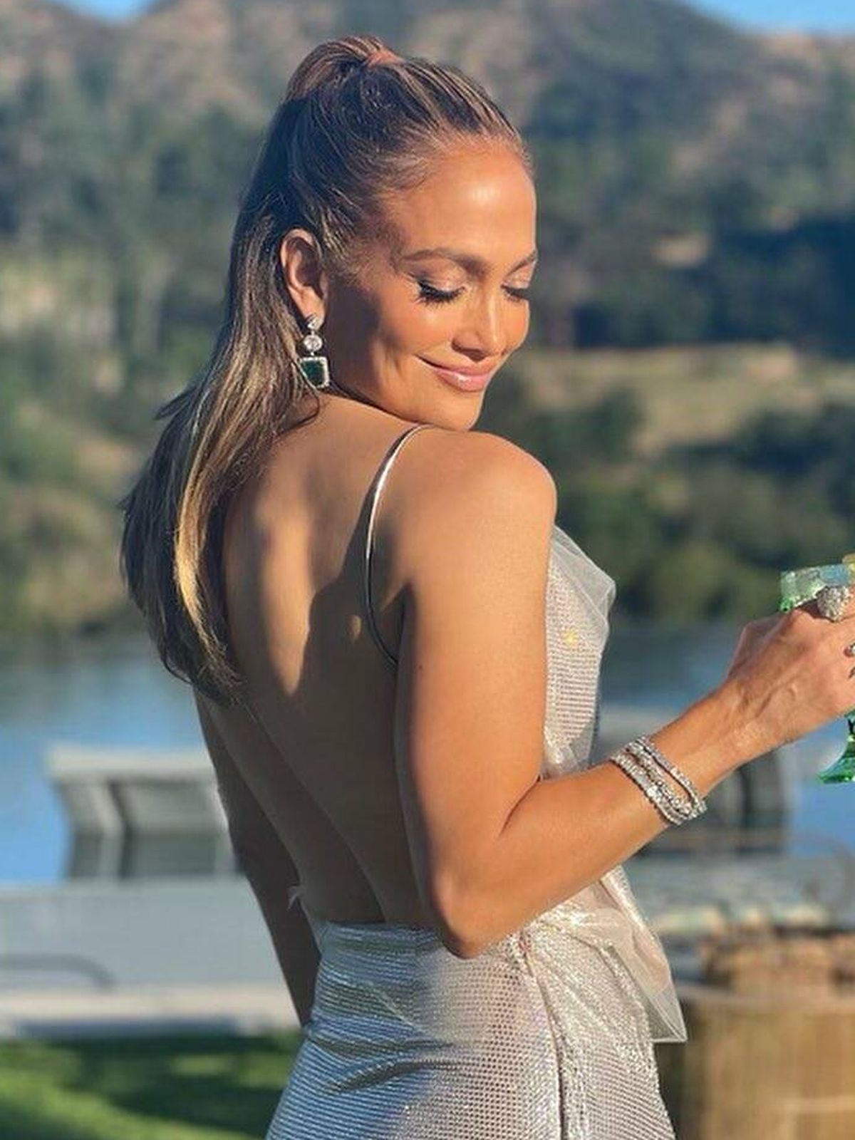 El look de Jennifer Lopez al caer el sol, en su cumpleaños. (Instagram/@jlo)