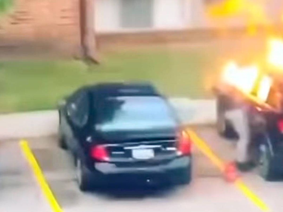 Foto: El coche explotó y la llamarada afectó de lleno a la mujer que había quemado el vehículo (Foto: YouTube)