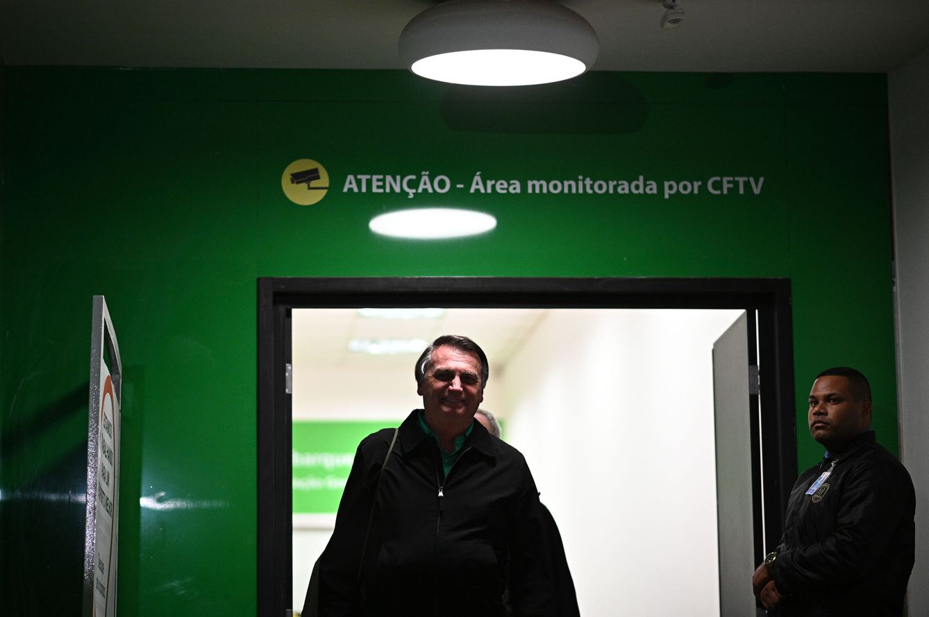 El expresidente de Brasil, Jair Bolsonaro, a su salido del aeropuerto en Brasilia. (EFE/Andre Borges) 