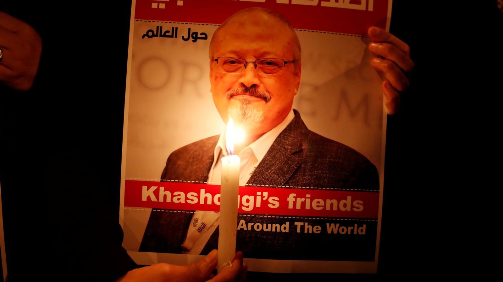 Foto: Un cartel con la foto de Jamal Kashoggi. (Reuters)
