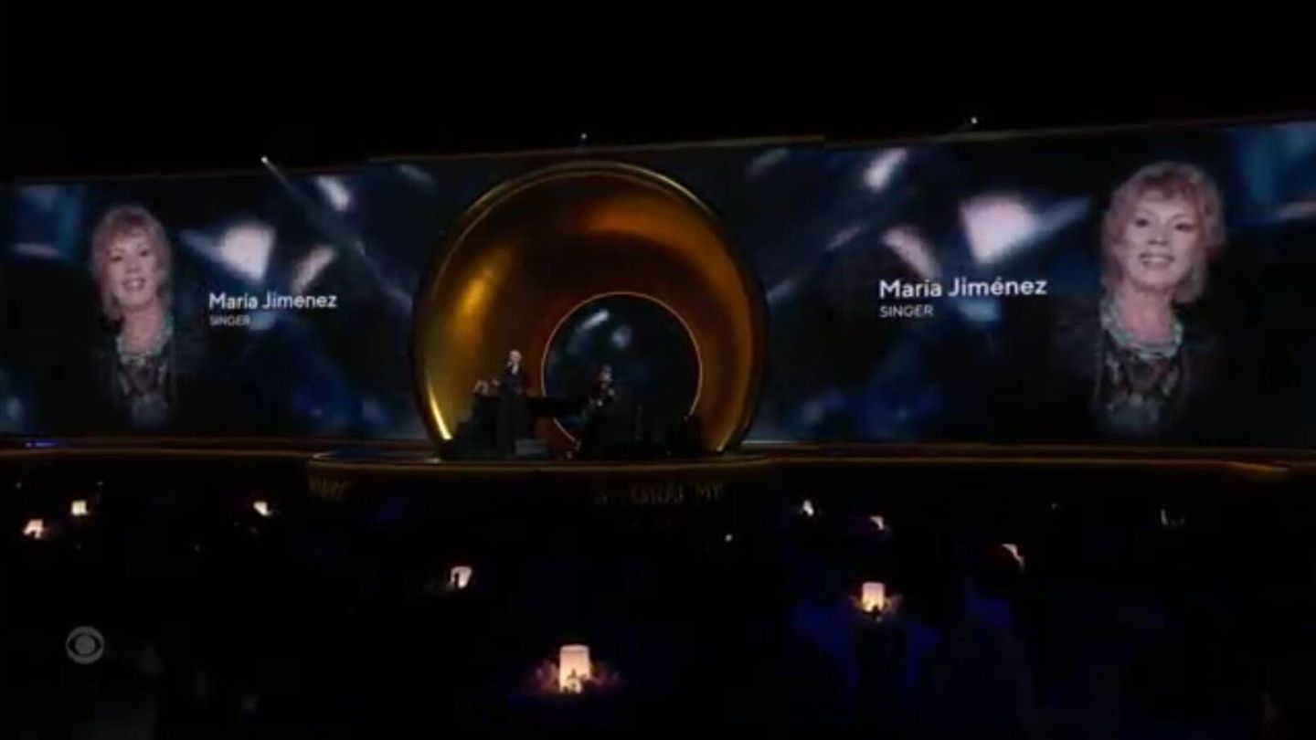 Fotograma de la gala de los Premios Grammy 2024 con la imagen de María Jiménez. (Movistar+)