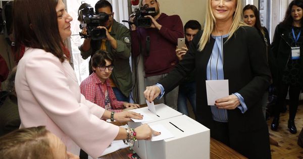 Foto: Cifuentes, votando este domingo en la sede del PP de Moncloa.